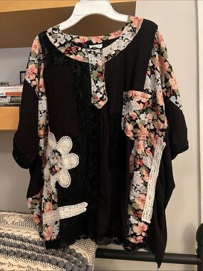 Black floral lace appliqué tee size Small